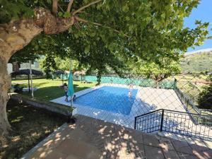 een zwembad waar mensen in spelen bij Apartamento El Rinconcito de Martina in Jarandilla de la Vera