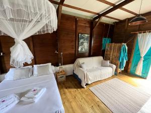 Giường trong phòng chung tại Bungalow avec vue dans lieu calme