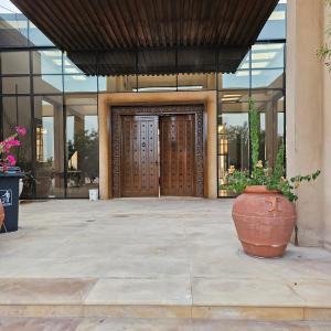 a large pot sitting in front of a building at مزرعة الاسترخاء in Umm Al Quwain