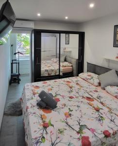 um quarto com 2 camas e uma colcha com flores em Apartment D & N em Kaštela
