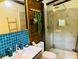 Phòng tắm tại Bungalow avec vue dans lieu calme