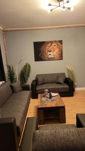 弗倫斯堡的住宿－Flensburg Süd，客厅配有沙发和墙上的狮子
