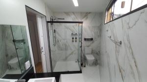 ein Bad mit einer Dusche und einem WC in der Unterkunft Studio Praia do Jardim 1 305B in Angra dos Reis