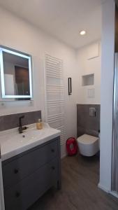 un baño con lavabo e inodoro en alte Bäckerei Bautzen - 05 #Gallery# im Zentrum, mit Parkplatz, Top Ausgestattet, für Gruppen geeignet, en Bautzen