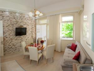 sala de estar con mesa y sofá en Villa Barbara, en Split