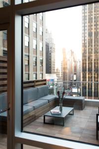 紐約的住宿－紐約中城文藝復興萬麗酒店&度假村，带沙发和大窗户的客厅
