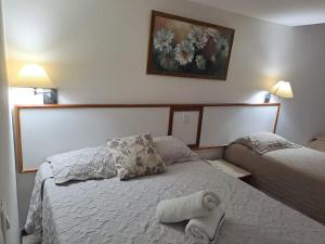 Una habitación de hotel con una cama con una toalla. en Victoria Marina Flat 2203 en Salvador