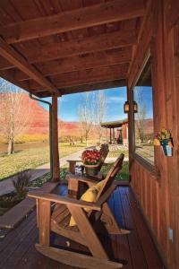 une terrasse couverte d'une cabine avec une table et un banc dans l'établissement Sorrel River Ranch Resort and Spa, à Castle Valley 11 autres photos