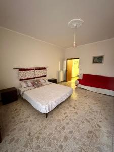 1 dormitorio con 1 cama grande y cabecero rojo en Casa Nonna Sofia, en Roccadaspide