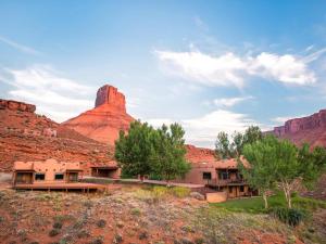 un bâtiment dans le désert avec une montagne en arrière-plan dans l'établissement Sorrel River Ranch Resort and Spa, à Castle Valley