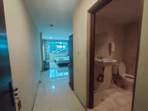 Vonios kambarys apgyvendinimo įstaigoje Hotel Syariah Taman Cibinong 2 By FPH