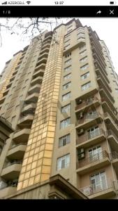 un edificio alto con balcones a un lado. en 10 out of 10 VIP Sea view apartment with terrace, en Baku