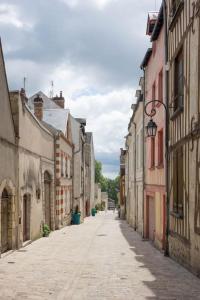 une rue vide dans une vieille ville avec des bâtiments dans l'établissement Bel appartement idéalement situé, à Orléans