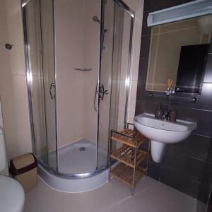 een badkamer met een douche en een wastafel bij Sorrento Sole Mare - Apartments by the beach in Sveti Vlas