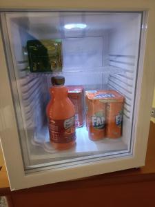 - un réfrigérateur ouvert avec une bouteille de sauce dans l'établissement Domus Stadio, à Pescara