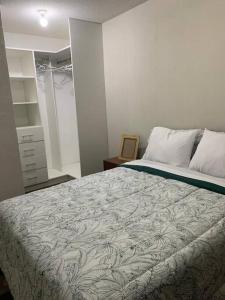 1 dormitorio con 1 cama grande y armario en 807. Departamento entero en Chorrillos, en Lima