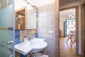y baño con lavabo y espejo. en Appartamenti San Lorenzo 1, en Reitani