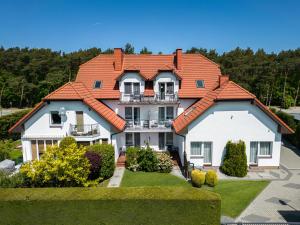 una grande casa con tetto arancione di Willa Bałtyk a Karwia
