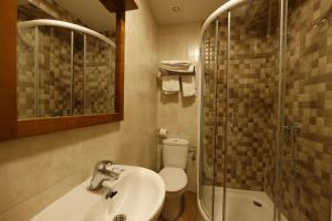 W łazience znajduje się umywalka, toaleta i prysznic. w obiekcie LUZ DE PRADA w mieście Puebla de Sanabria