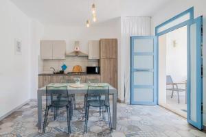a kitchen with a table and chairs in a room at Misalmar - Appartamenti San Lorenzo 1 in Reitani