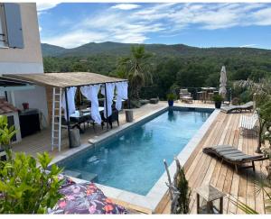 uma piscina com um deque e vista para as montanhas em Roquebrune Golfs Plages em Roquebrune-sur-Argens