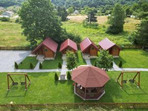 - une vue aérienne sur une maison avec une aire de jeux dans l'établissement Tara Valley Eco Lounge, à Mojkovac