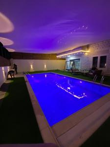 una gran piscina con techo púrpura en villa star, en Jericó