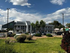 a building with cars parked in a parking lot at Quality Inn Santa Fe New Mexico in Santa Fe