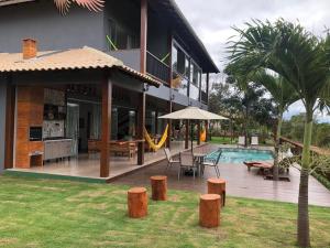 une maison avec une piscine et un patio avec un hamac dans l'établissement Casa Mirantte do Vale, à Lençóis