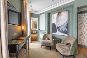 a hotel room with a desk and two chairs at Manolita Paris in Paris