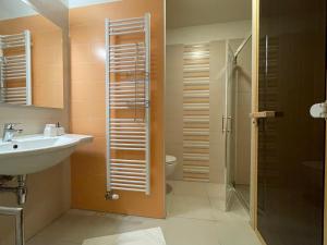 La salle de bains est pourvue de toilettes, d'un lavabo et d'une douche. dans l'établissement Ubytovanie u Janusa, à Levoča