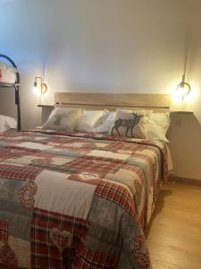 una camera da letto con un letto coperto di Residence Larici Belvedere a Folgarida