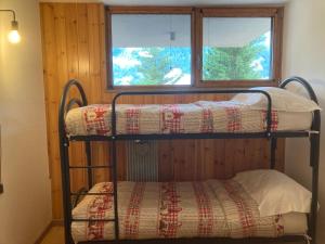 two bunk beds in a room with a window at Residence Larici Belvedere in Folgarida