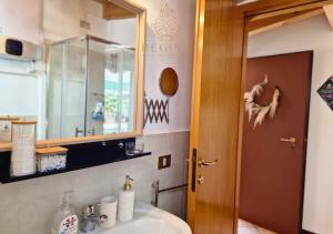 een badkamer met een wastafel en een spiegel bij Regina Milano in Porta Romana 1 in Milaan