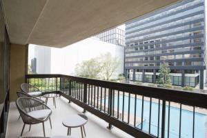 balcón con sillas y vistas a un edificio en Wonderful 2BR Condo @Crystal City With Gym en Arlington