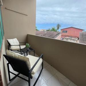 uma varanda com cadeiras e vista para a cidade em Big & confortable apartment for 6 - Center of Osu La Crescent em Accra