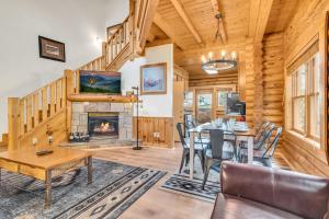 Et opholdsområde på Hibernation Station-IndoorOutdoor Pool, FREE tickets each paid day, Hot Tub, WIFI, Arcade Game!!!