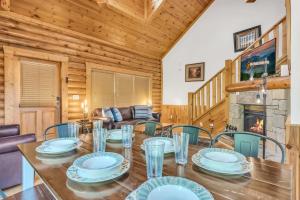 Et opholdsområde på Hibernation Station-IndoorOutdoor Pool, FREE tickets each paid day, Hot Tub, WIFI, Arcade Game!!!