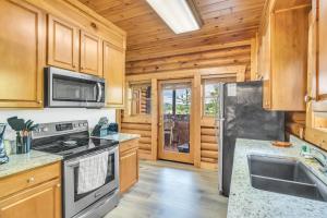 Afbeelding uit fotogalerij van Hibernation Station-IndoorOutdoor Pool, FREE tickets each paid day, Hot Tub, WIFI, Arcade Game!!! in Pigeon Forge