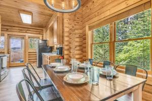 Afbeelding uit fotogalerij van Hibernation Station-IndoorOutdoor Pool, FREE tickets each paid day, Hot Tub, WIFI, Arcade Game!!! in Pigeon Forge