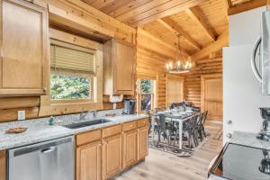 Afbeelding uit fotogalerij van Hibernation Station-IndoorOutdoor Pool, FREE tickets each paid day, Hot Tub, WIFI, Arcade Game!!! in Pigeon Forge +50 foto's