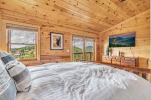 En eller flere senge i et værelse på Hibernation Station-IndoorOutdoor Pool, FREE tickets each paid day, Hot Tub, WIFI, Arcade Game!!! + 50 billeder