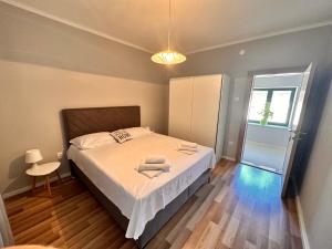 Sea and Lemon Tree apartment في Drašnice: غرفة نوم بسرير كبير ونافذة
