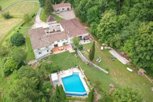 eine Luftansicht eines Anwesens mit Pool in der Unterkunft MANOIR Le Moulinal47 - vue panoramique in Courbiac