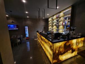 restauracja z barem i jadalnią w obiekcie Hotel Ble Ble Vlore we Wlorze