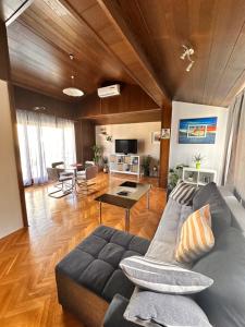 Sea and Lemon Tree apartment في Drašnice: غرفة معيشة مع أريكة وطاولة
