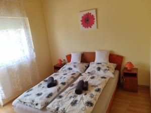 Posteľ alebo postele v izbe v ubytovaní Lilian apartmanház