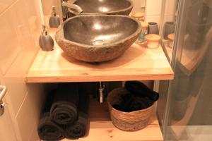 ein Waschbecken auf einem Holzregal im Bad in der Unterkunft Le Zen & Cosy*Hyper centre in Charleville-Mézières