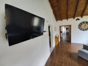 TV de pantalla plana grande colgada en la pared en Casagrande en Esquel