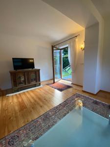 een kamer met een zwembad en een tv en een woonkamer bij Haus Christophorus in Mayrhofen